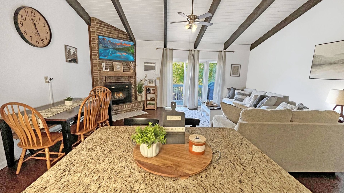 Lake Harmony House | sleeps up to 8 people. 5 mins from ski resort, sauna&fireplace!