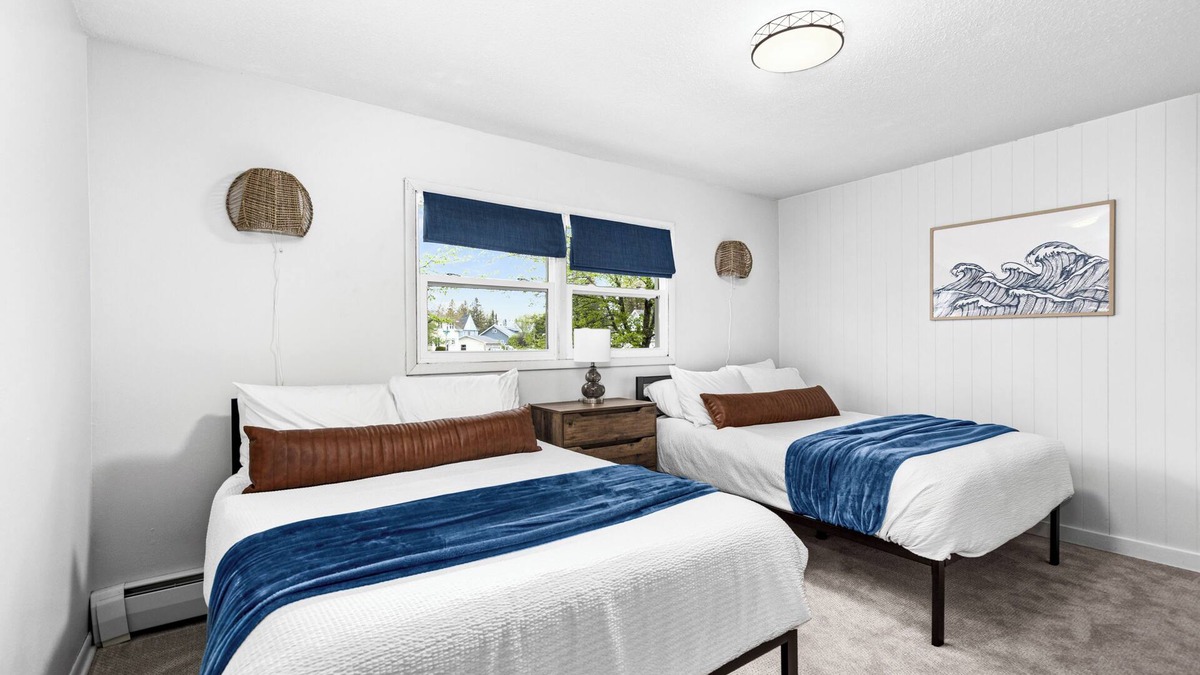 Superior House | Sleeps12 - Dog-Friendly SidexSide Duplex - Large Yard/Hammocks/Firepits/Grills