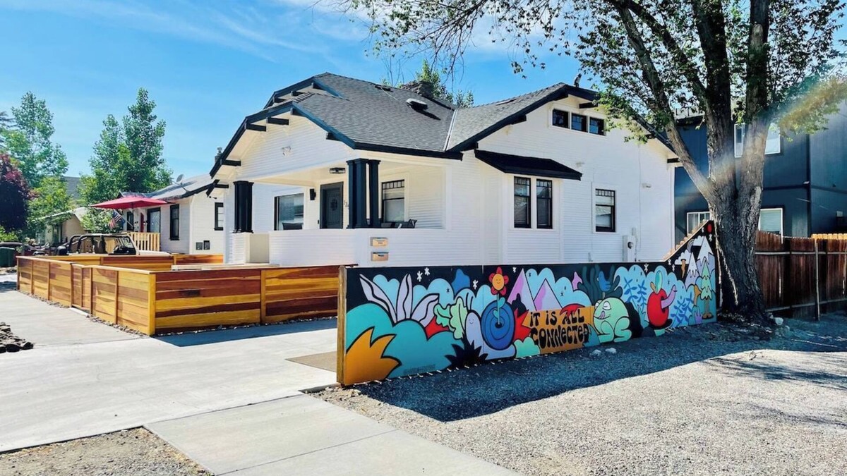Old Southwest House | Sleeps28Triplex/7Bedroom7.5 Bath