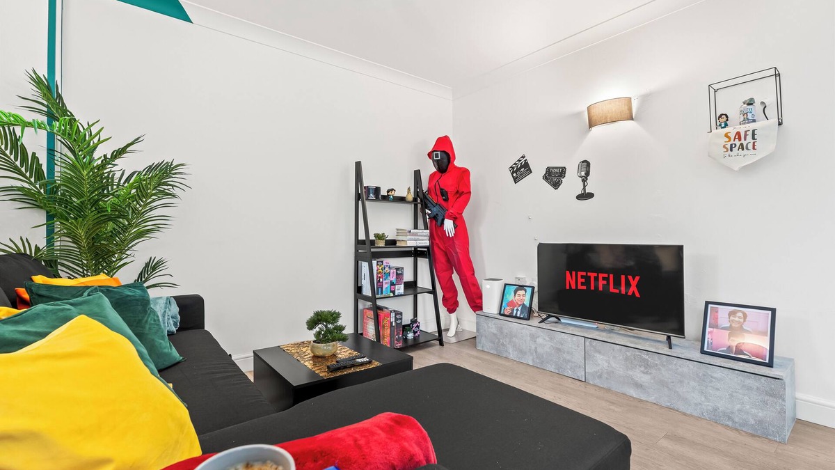 Poplar Apartment | Sleeps6 | 2Bedflat in Canary Wharf - Free Parking Available| SquidGame Theme