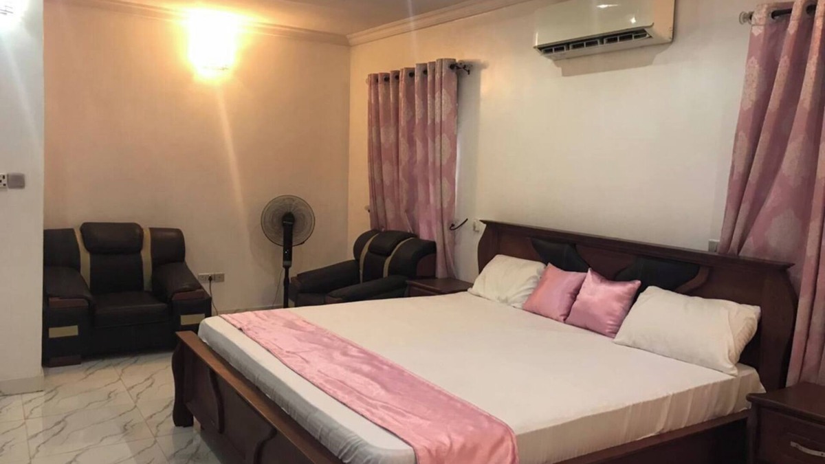 Ojodu House | Sleeps8-Parking-Jacuzzi-WiFi-AirCon