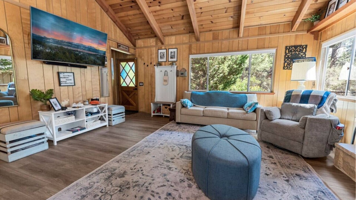Whispering Forest House | Sleepy Basset Chateau-2bd 1bath BBQ-EV Charger