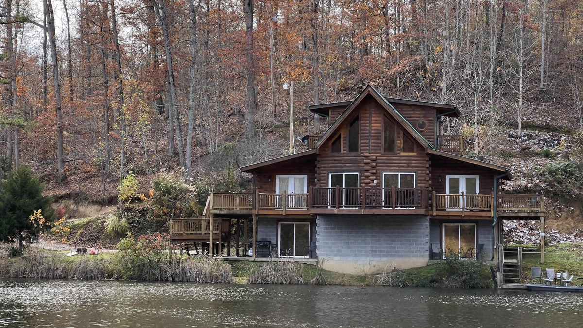 Beattyville Cabin | Sleepy Bear: Luxe cabin, private lake, hottub, caves, fast WiFi @ BearTrackLake