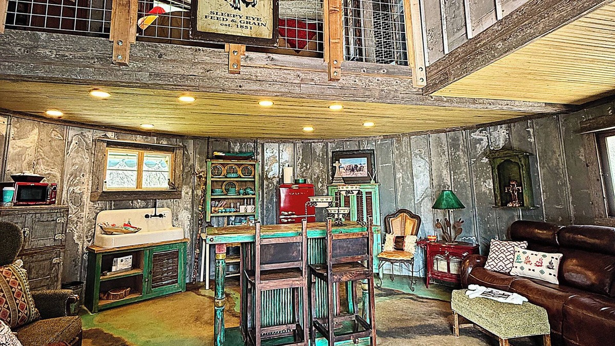 Hamilton House | Sleepy Eye Inn – Rustic Silo Retreat in the Heart of Hamilton, TX