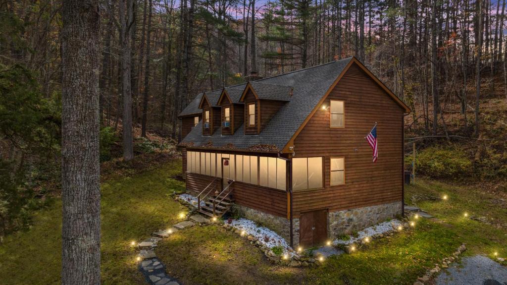 Luray House | Sleepy Hollow 5BR Cabin - National Park 7 Min, Hot Tub, Fire Pit, Sleeps 12