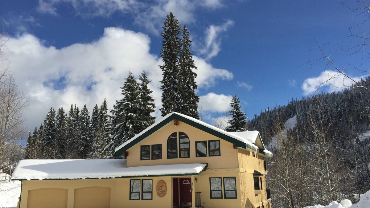 Sunburst Estates Ski Chalet | Sleepy Hollows Chalet Lower (at Sun Peaks Resort)