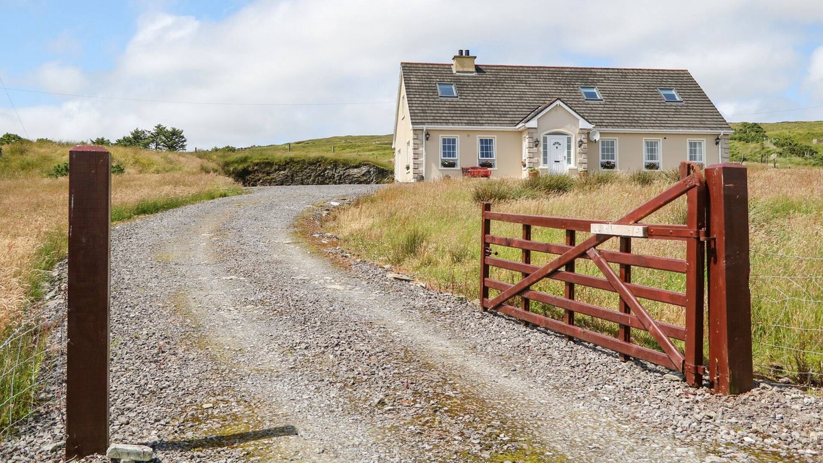 Donegal Apartment | SLEIBHTE SLIABH LIAG, family friendly in Carrick, County Donegal