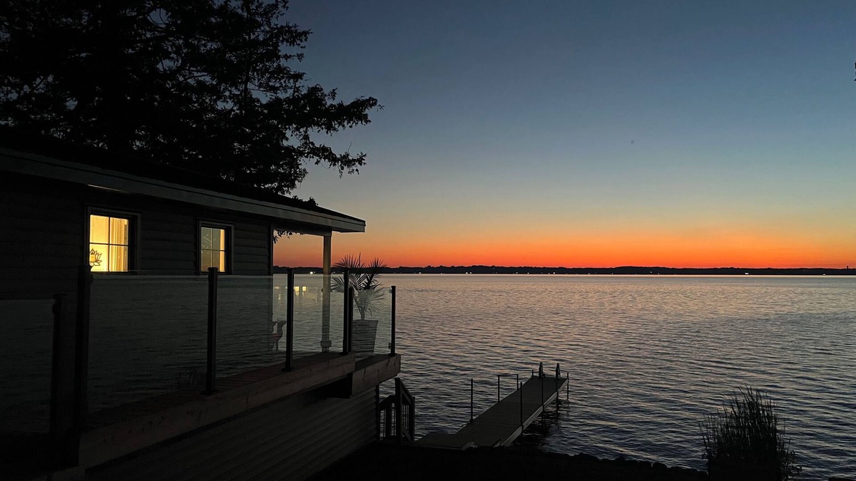 Scugog Cottage | Sleigh the Holidays! Entire Lakefront Cottage for a week over Xmas or NYE!