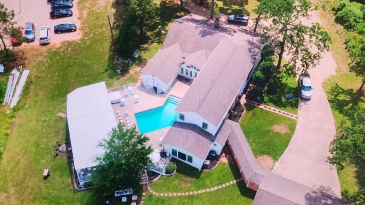 Magnolia House | Sleps 24 Destination Venue, Pool, Spa, Lake, Pet Friendly, KING & QUEEN Beds