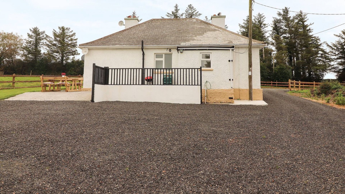 Listowel Cottage | SLIABH CAHILL, pet friendly, with a garden in Listowel, County Kerry