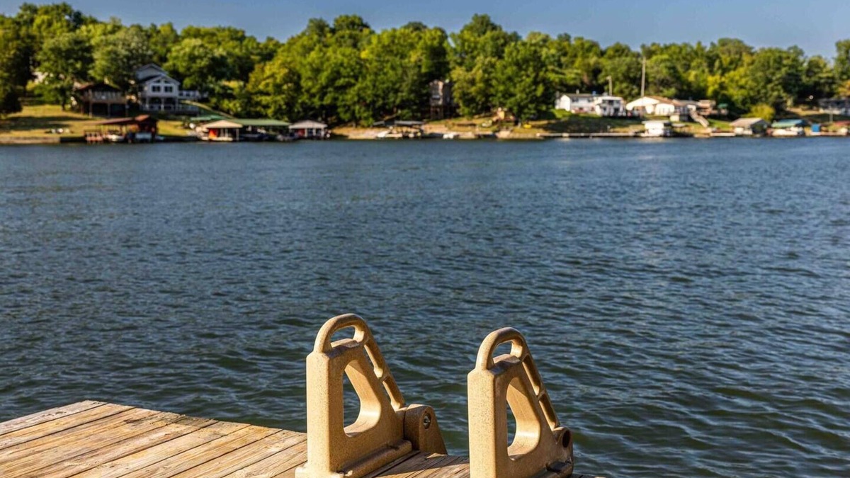 Williamstown Cabin | Slice of Summer- Lakefront w/Dock- 7 miles to Ark