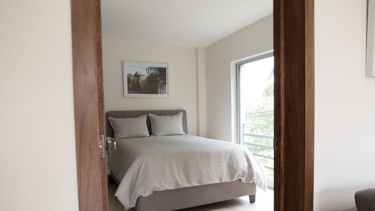 San Miguel Chapultepec Apartment | Slick apartment in gallery art district