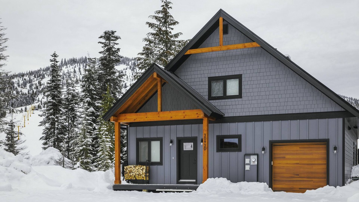 Hemlock Valley Ski Chalet | Slope Side Retreat with 5 BR, Hot Tub and Amazing Views