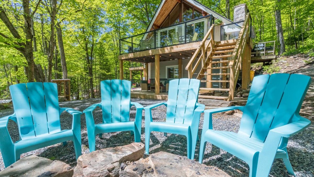 Huntsville Ski Chalet | SLOPESIDE 4 BED,HOT TUB, BEACH, FOUR SEASON, NEAR ALGONQUIN PARK AND ARROWHEAD.