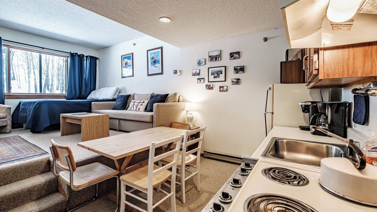 Sunday River Area Condo | Slopeside! Cascades studio Sleeps 5