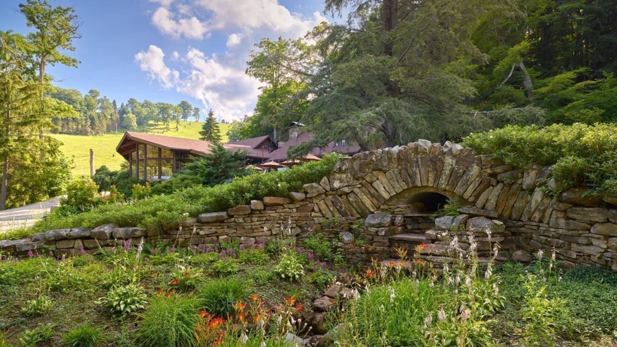 Seven Springs Apartment | Slopeside Comfort | Queen Lodge Room in Chamption