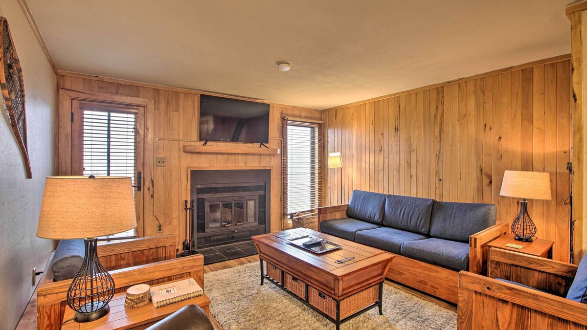 Snowshoe Condo | Slopeside Snowshoe Condo - Walk to Ski Lifts!