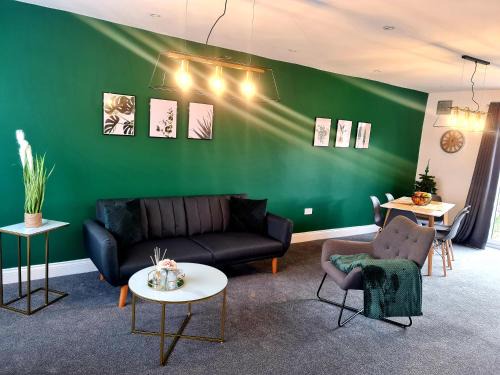Langley Marish Apartment | Slough 3BR Home, Sleeps 4, Contractor-Friendly, Near M25, Free Parking