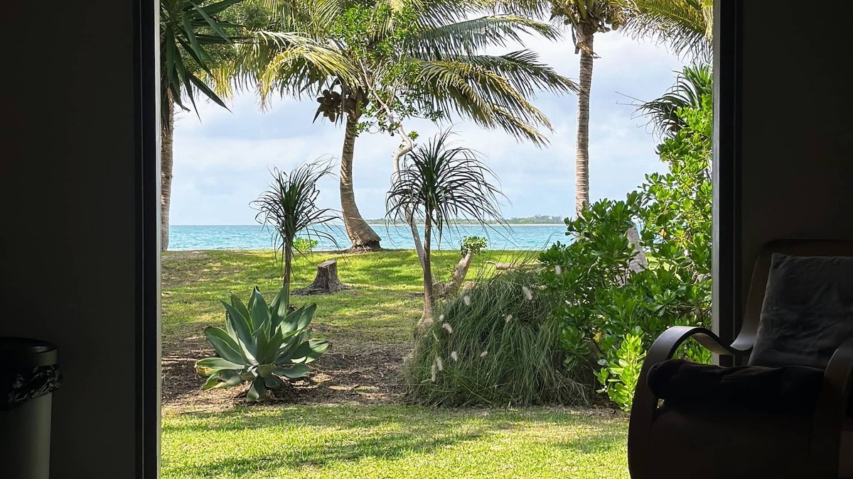 Naia House | Slow-living by the lagoon – Beachfront stay in Naïa Bay, New Caledonia