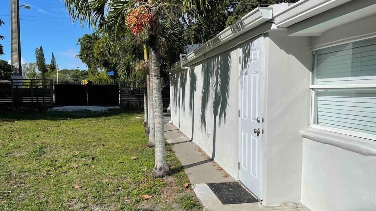 South Miami House | SM La Blanca Cheerful 1 Bedroom and Patio
