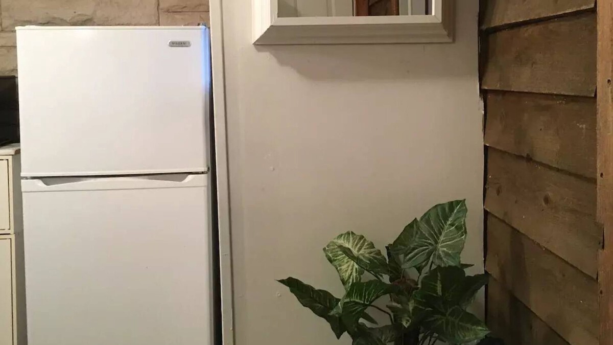 Mattoon Apartment | Small 3 room suite for one