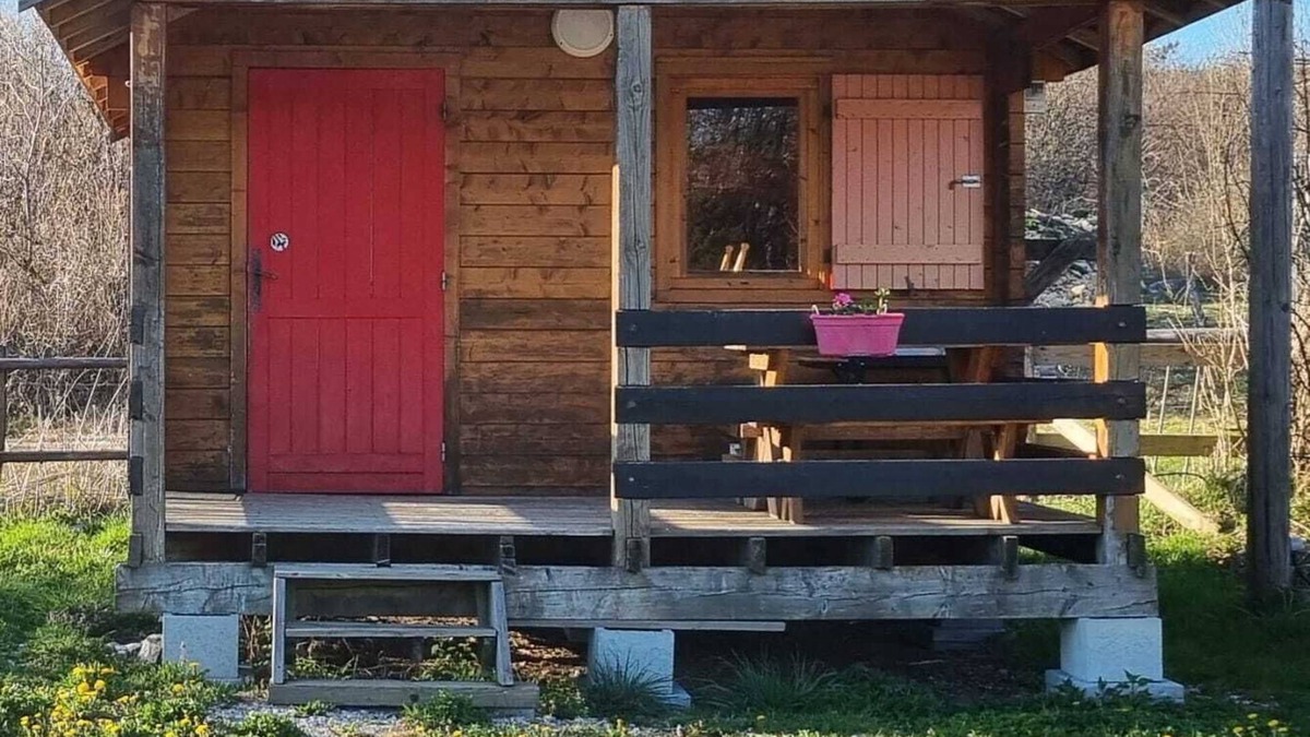 Le Frasnois Ski Chalet | Small 4-seater chalet, classified site of the 4 lakes and Hérisson waterfalls