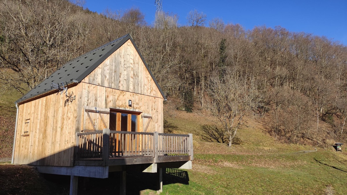 Queige Ski Chalet | Small brand new wooden chalet on 2 levels with terrace