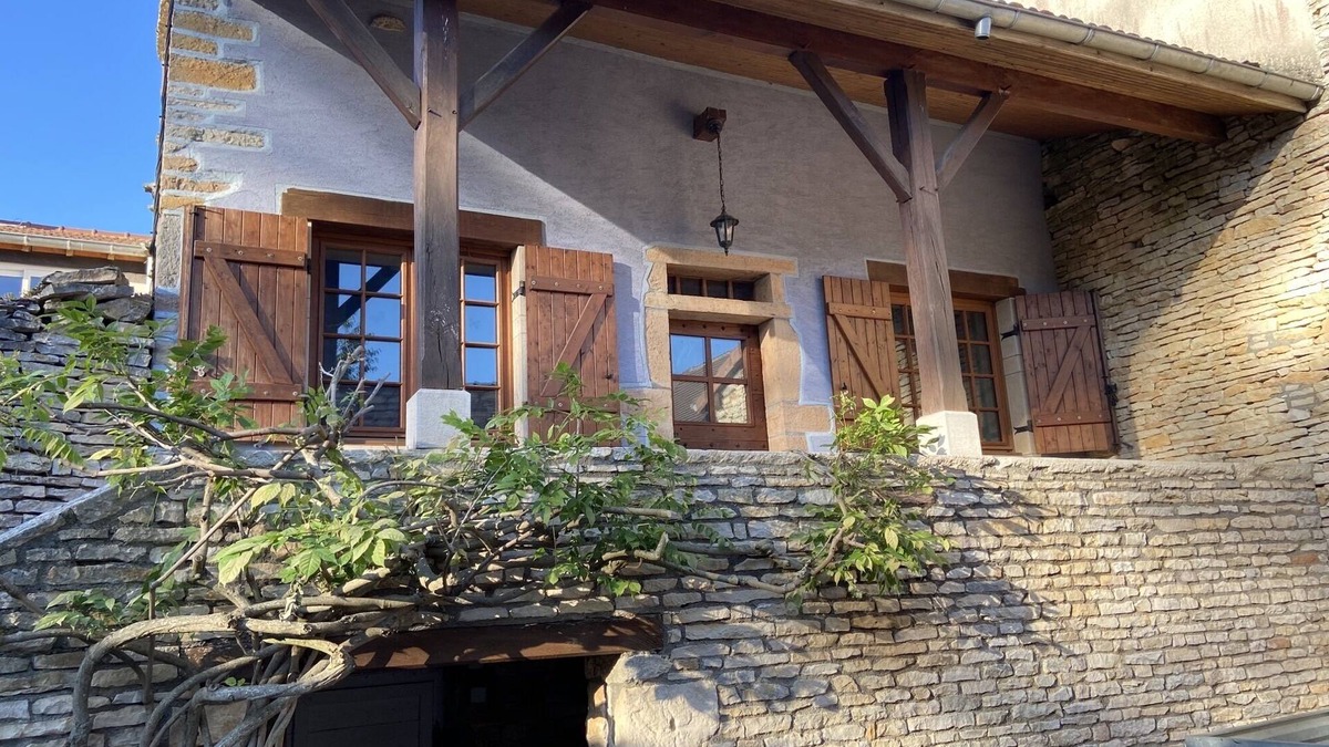 Cortevaix House | Small Burgundy stone house, private courtyard, close fromCluny, Taizé, Cormatin.