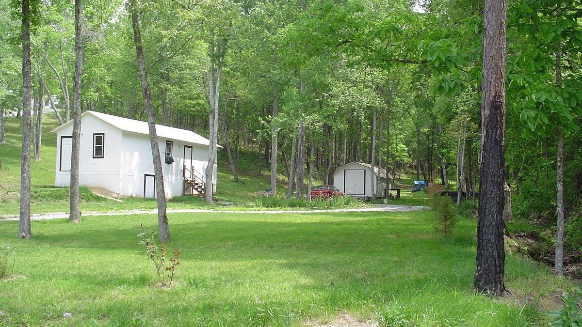 East Bernstadt Cabin | Small cabin in the woods Peaceful retreat