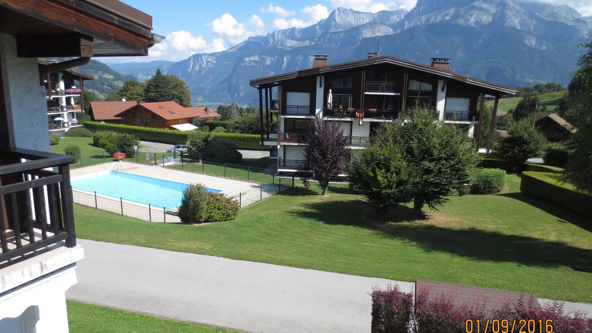 Sallanches Ski Chalet | Small chalet in residence with swimming pool