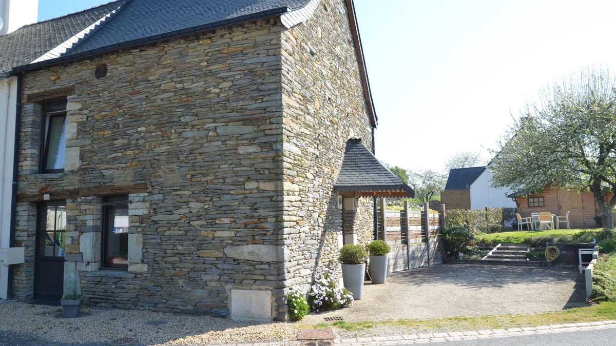 Montertelot House | Small character house