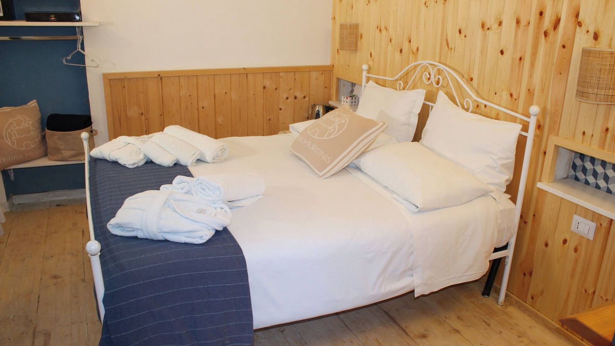 Castel Morrone Hotel | SMALL COMOLA