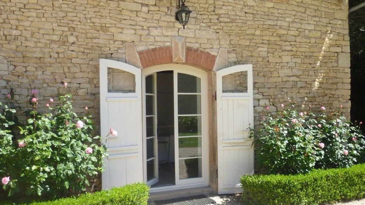 Montbellet Cottage | Small cottage for 2 persons with swimming pool in the old stable of our Castle
