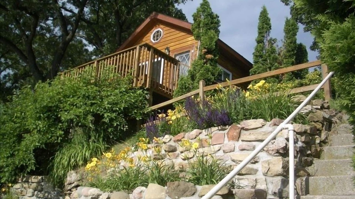 Stoughton Cottage | Small Cottage. Huge Lake Views!