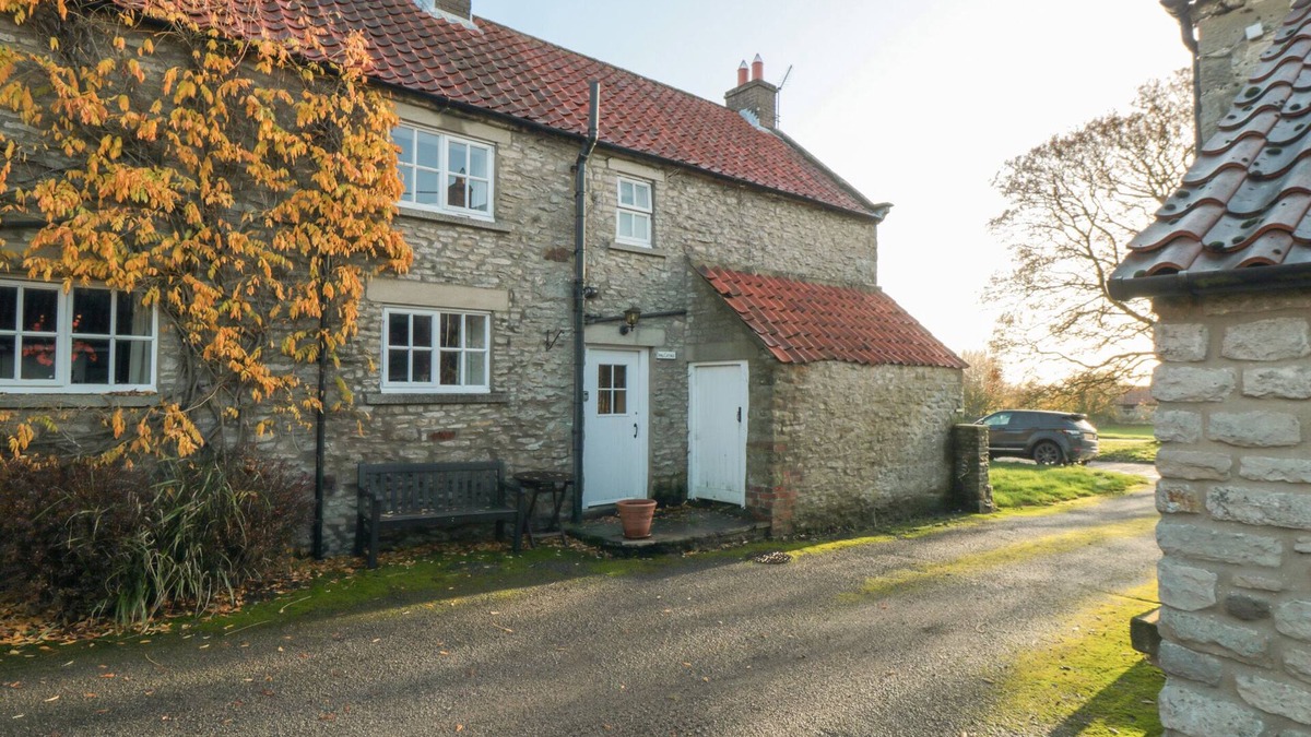 Fadmoor Cottage | SMALL COTTAGE, pet friendly, character holiday cottage in Fadmoor