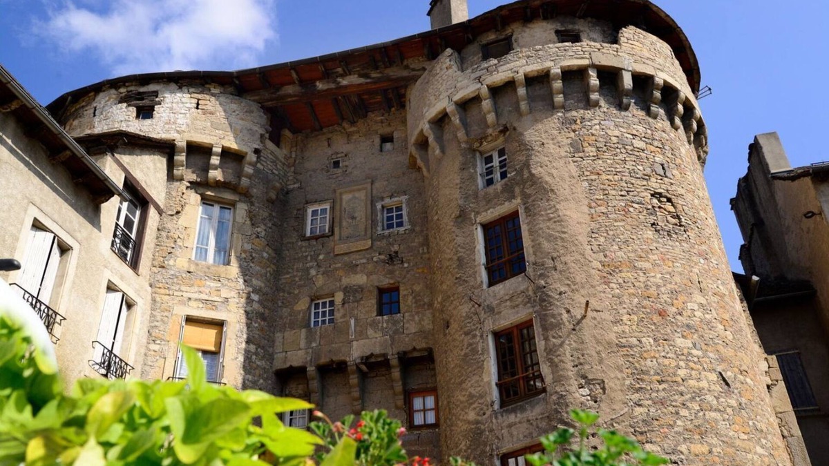 Marvejols Apartment | Small cozy n'est in the heart of a historic village