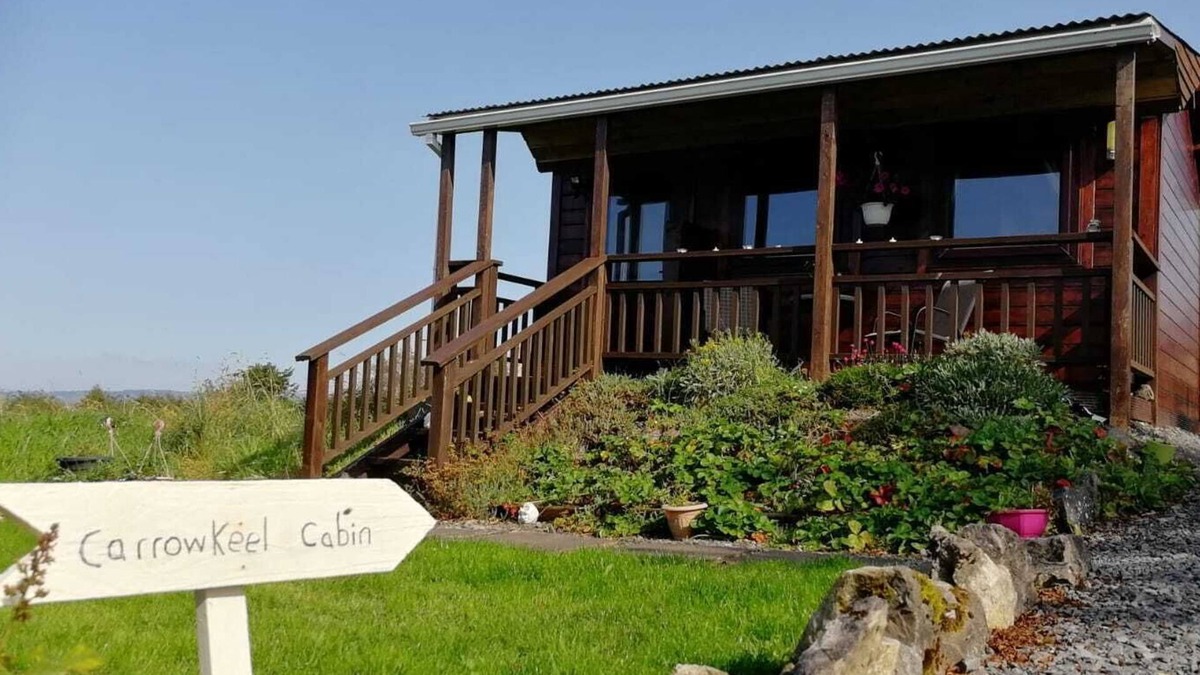 Castlebaldwin Cabin | Small, cozy twin room cabin with en-suite