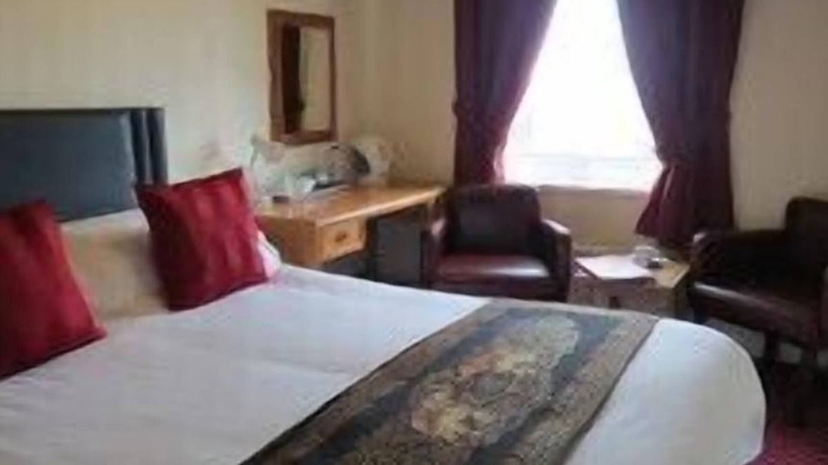 Malvern House | Small double en suite