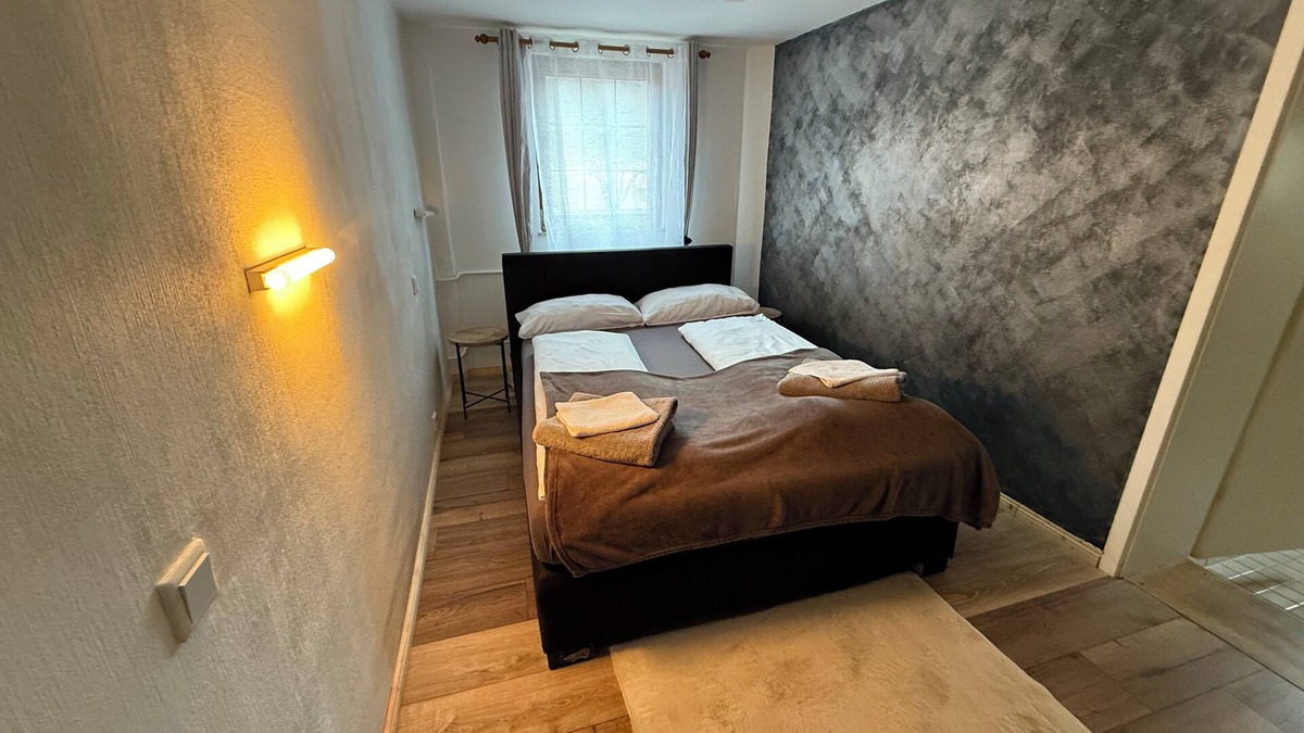 Steinsfeld Apartment | Small double room 16sqm with Smart TV