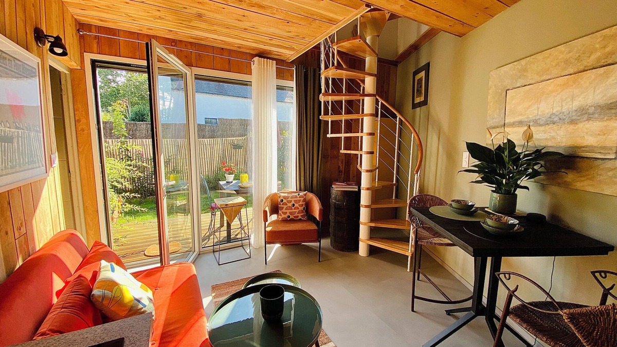 Bono Apartment | Small duplex with garden, near the charming port of Le Bono, pets welcome