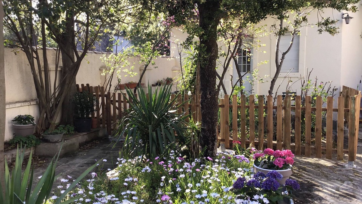 Cadereau House | Small flowered house with private garden near town center