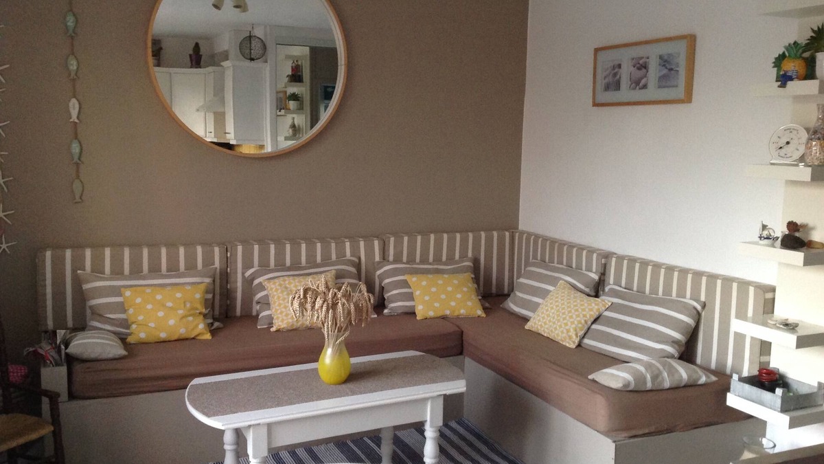 Saint-Jean-de-la-Riviere House | Small house by the sea