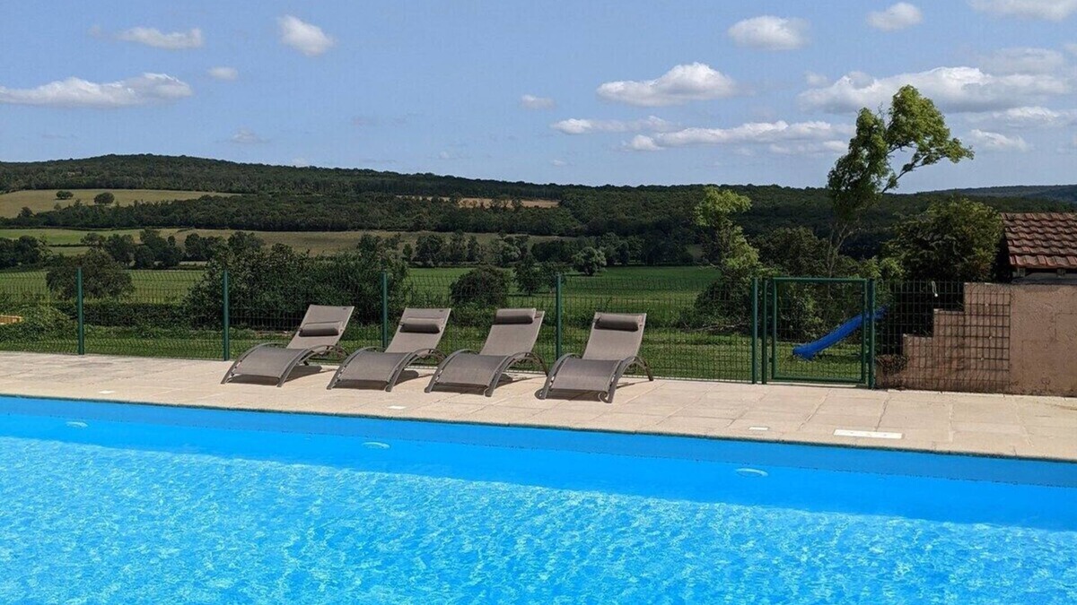 Sailly Cottage | Small gîte for 2 with pool in peaceful Burgundy