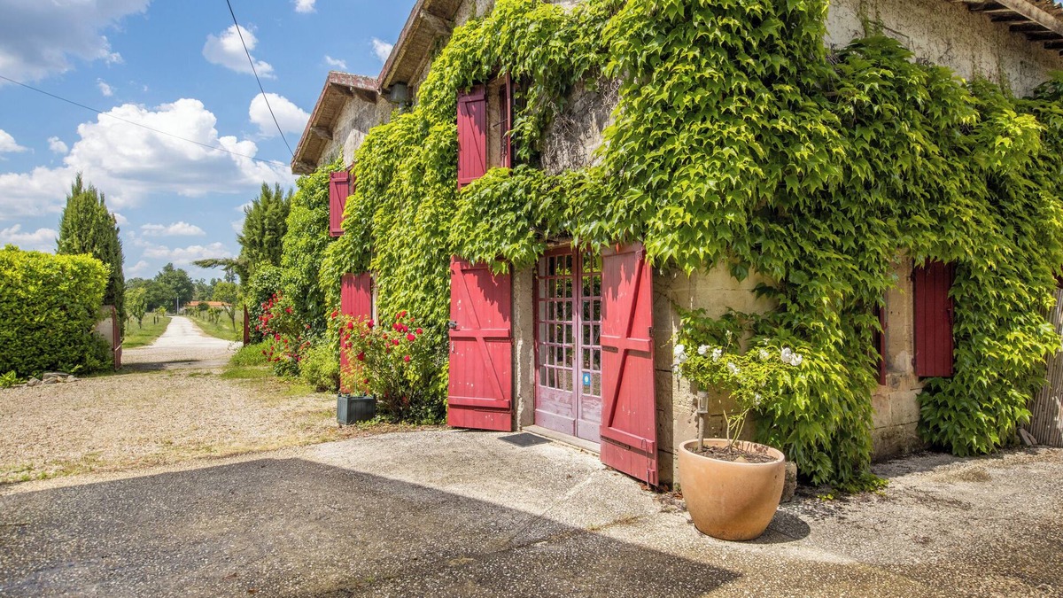 Arveyres House | Small House "Bel En Rouge" with Shared Terrace, Shared Garden and Wi-Fi