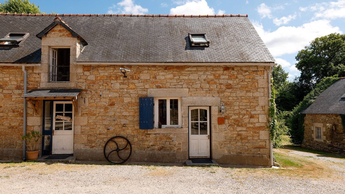 Cleguerec Cottage | Small House "Le Bistrot" with Shared Pool, Shared Terrace and Wi-Fi