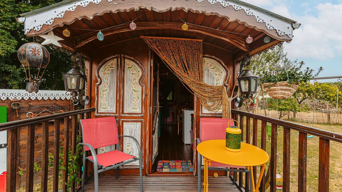 Landrais House | Small House 'Roulotte La Casetta Rita' with Shared Pool, Private Terrace and Shared Garden