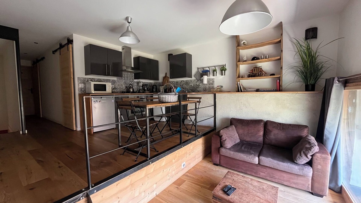 Chavanod Apartment | Small independent apartment in farmhouse with air conditioning