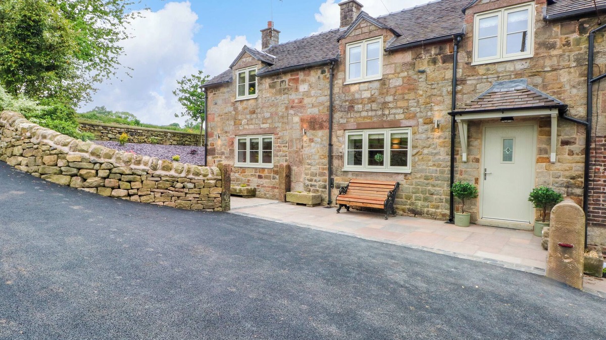 Endon Cottage | SMALL LANE COTTAGE, family friendly, with hot tub in Endon