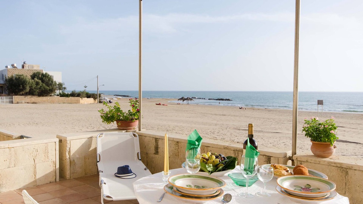 Donnalucata House | Small, modern beach house on the sand, quiet,sea view, WiFi, aircon, max. 7 p.