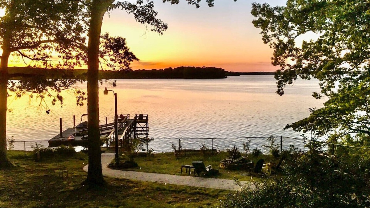 Southmont Apartment | Small piece of heaven on the lake - King suite